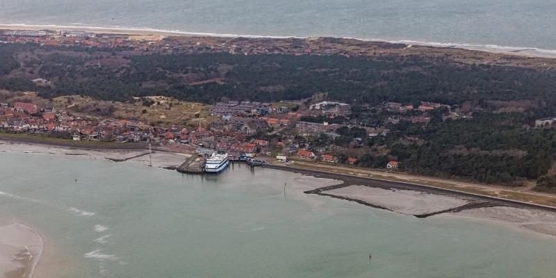 Aankomst van de veerdienst in de haven van Oost-Vlieland