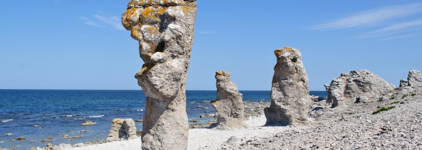 Kalkstenen zuilen op een wit kiezelstrand aan de Oostzee
