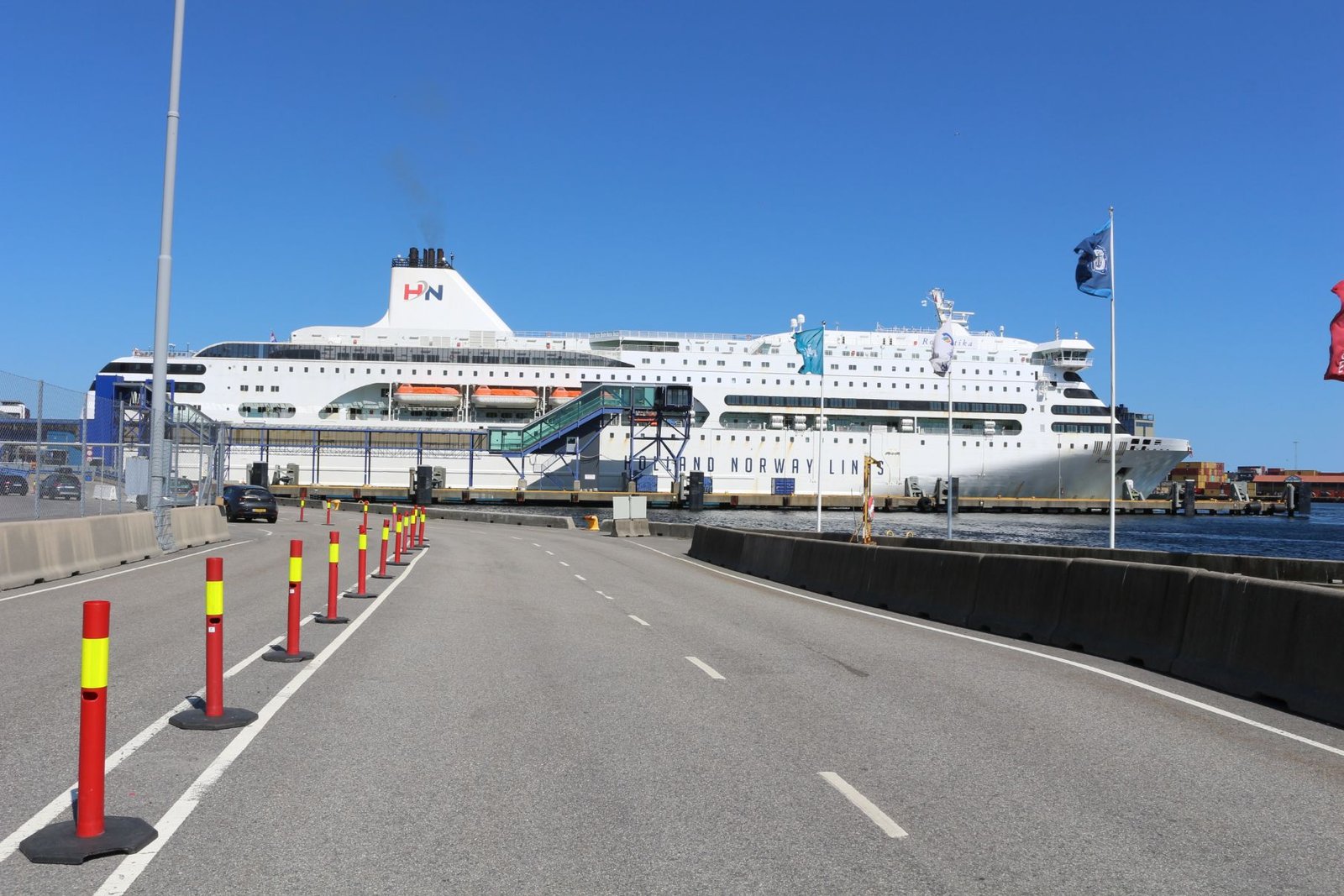 Een veerboot in de haven van Kristiansand, met de boardingbanen op de voorgrond