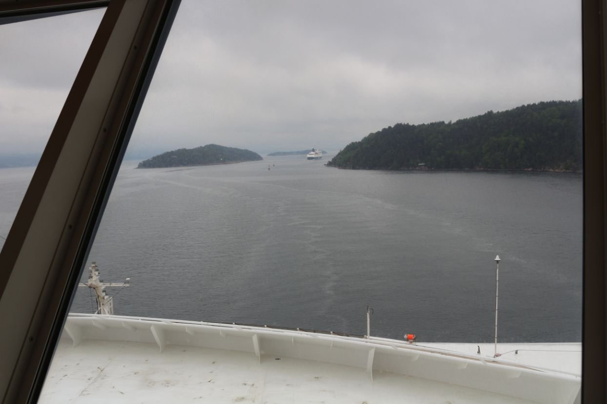 Uitzicht vanaf het schip over de Oslofjord, met beboste eilanden aan weerszijden