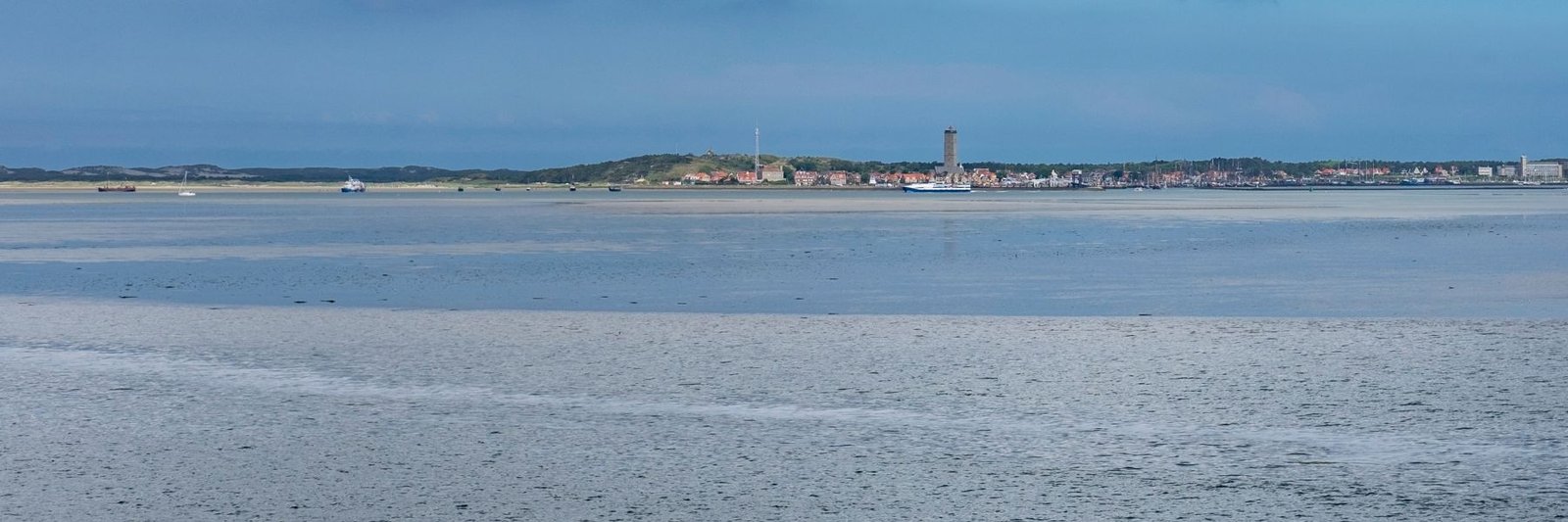 Terschelling vanaf het wad gezien, met de Brandaris boven het dorp