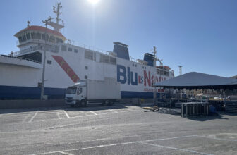 Blue navy ferry op Elba