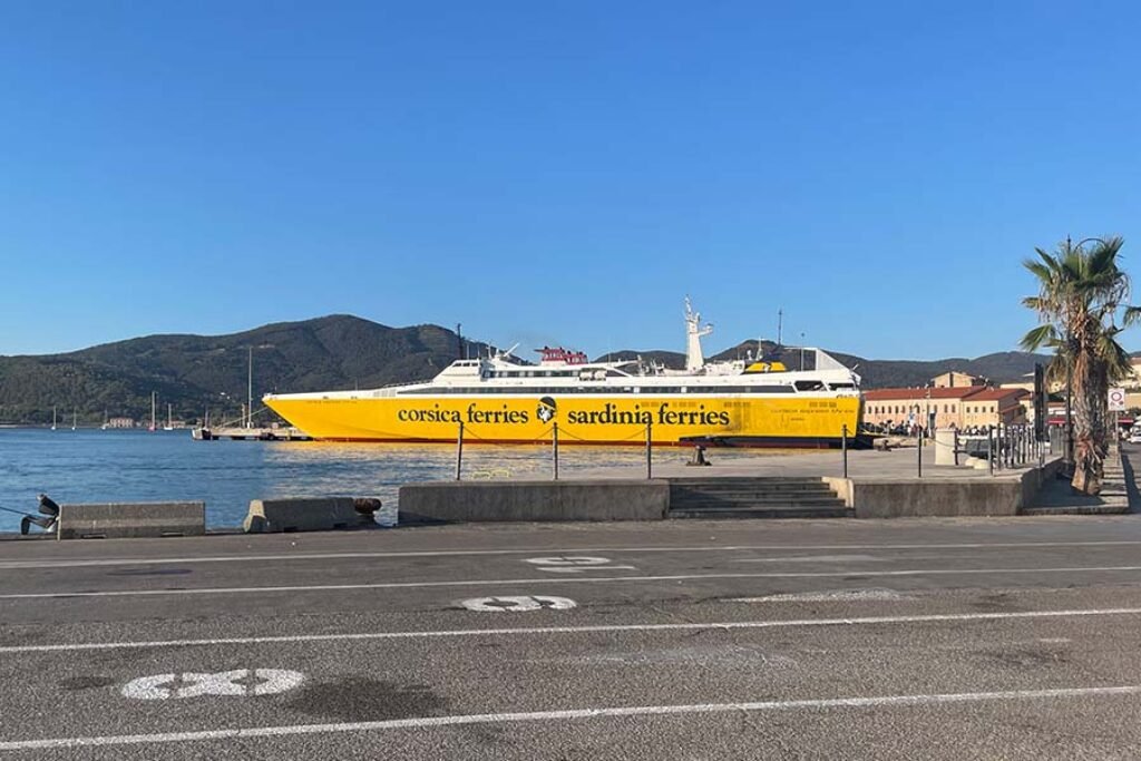 Dit is de veerboot die tussen het Italiaanse vasteland, Elba en Corsica vaart.