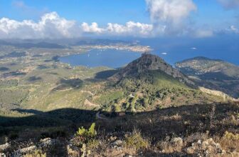 Uitzicht op Fortezza del Volterraio met op de achtergrond de veerboten naar Elba