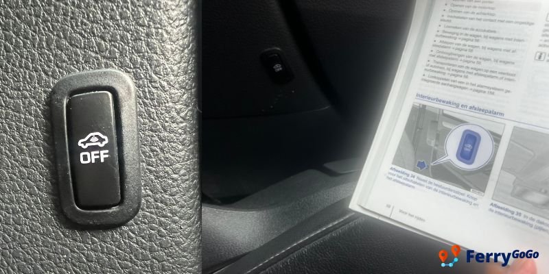 Een zwarte knop met een auto-symbool en het woord OFF in de zijkant van een dashboard, met daarnaast een hand die het instructieboekje openhoudt op de bladzijde over interieurbewaking en afsleepalarm
