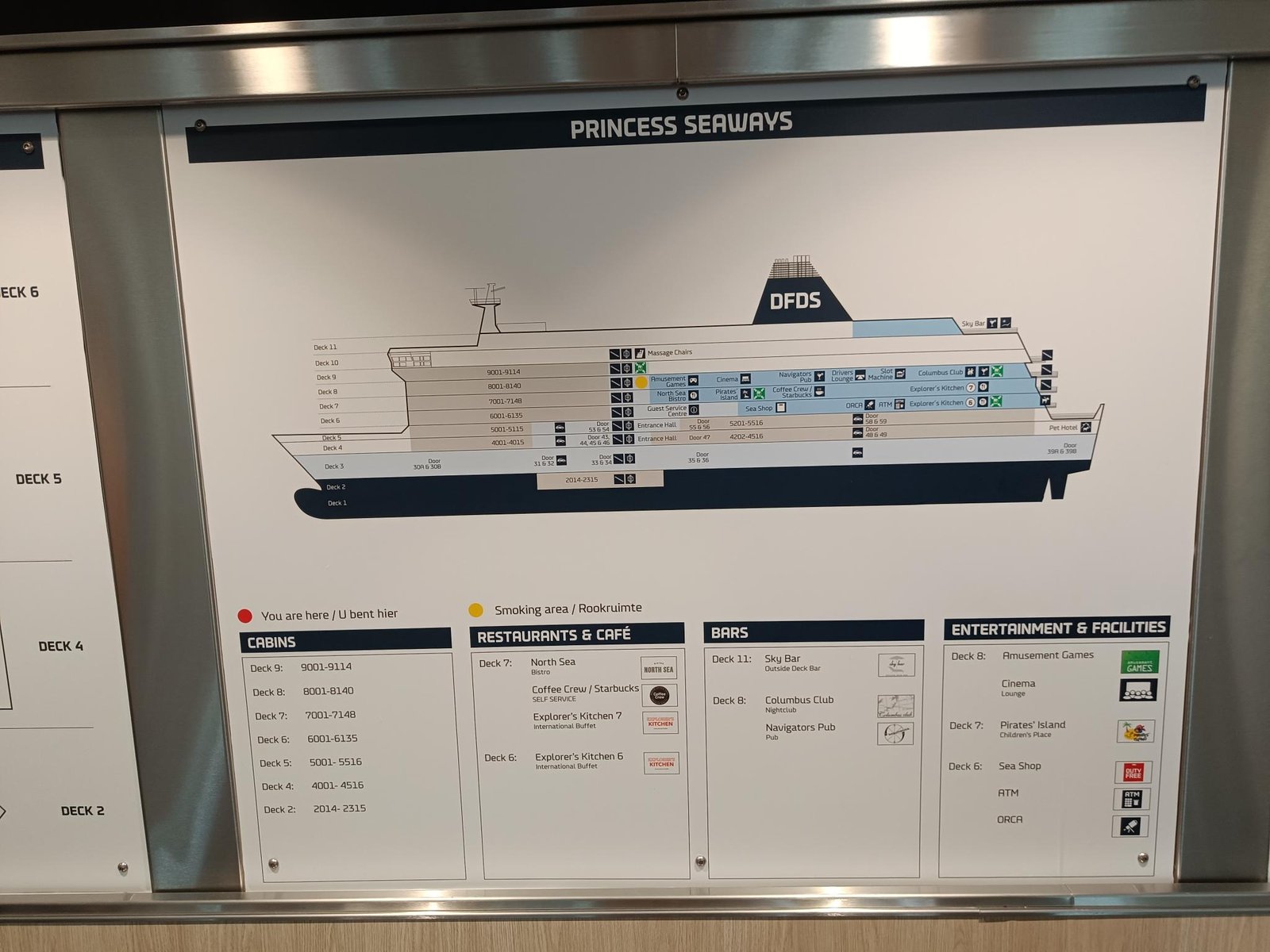 Het dekplan van de Princess Seaways aan de wand, met per dek de hutnummers, restaurants, bars en voorzieningen