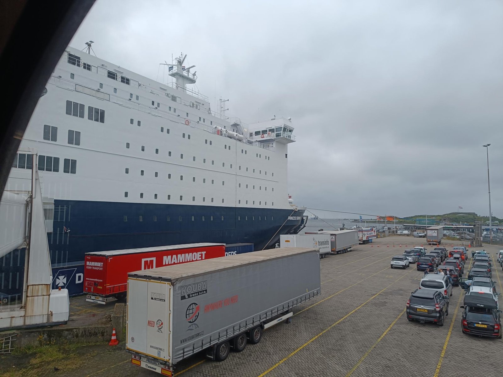 De Princess Seaways aan de kade in IJmuiden met opleggers ervoor en rijen auto's die wachten om aan boord te rijden