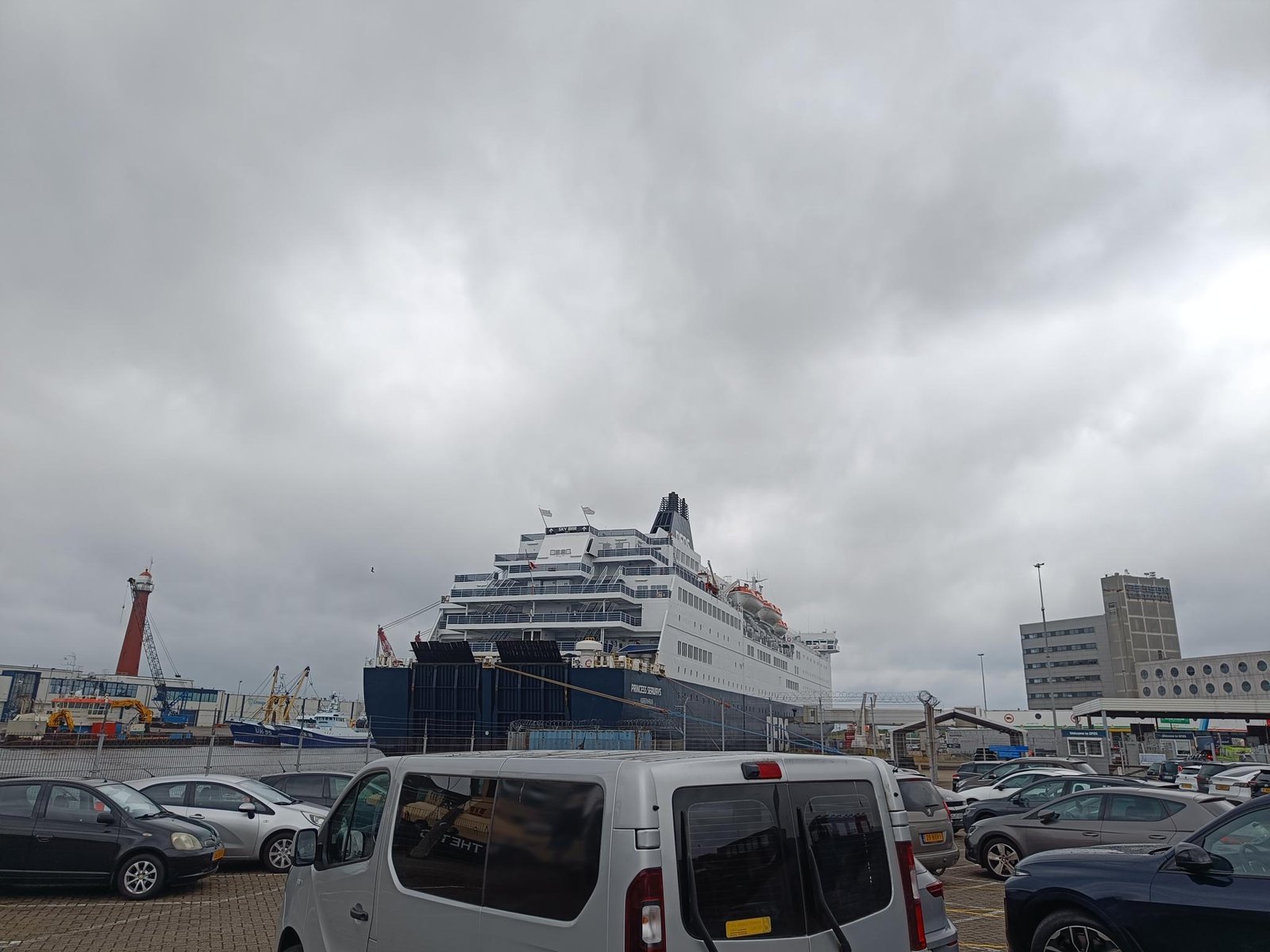 De Princess Seaways gezien vanaf het parkeerterrein bij de Felison Terminal, met geparkeerde auto's op de voorgrond