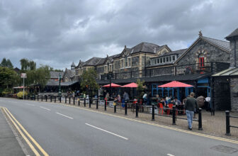 Restaurantjes en winkels in het stationsgebouw van het dorpje Betws-y-Coed in Wales.