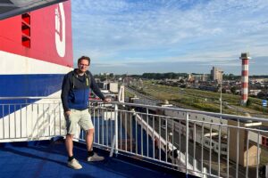 Teamlid van Ferrygogo en auteur van dit artikel op het dek nabij de schoorsteen van de Stenaline veerboot die ligt aangemeerd in Hoek van Holland.