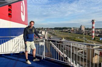 Teamlid van Ferrygogo en auteur van dit artikel op het dek nabij de schoorsteen van de Stenaline veerboot die ligt aangemeerd in Hoek van Holland.