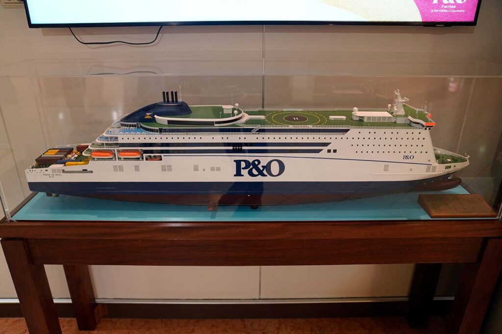 Een schaalmodel van de Pride of Hull ferry in een vitrine aan boord van het echte ship