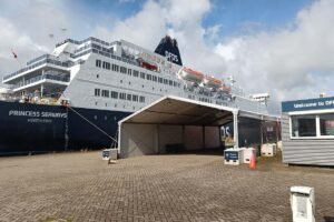 De Princess Seaways van DFDS aan de kade in IJmuiden