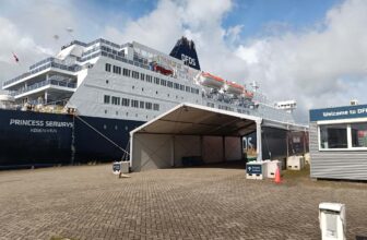 De Princess Seaways-veerboot van rederij DFDS ligt aangemeerd aan de kade.