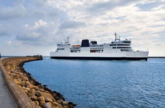 Een Veerboot van Scandlines komt de haven binnen