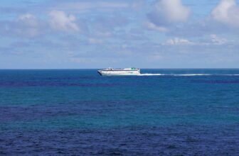 Snelle ferry over de Ierse Zee