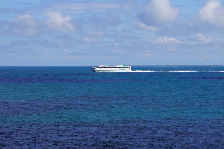 Snelle ferry over de Ierse Zee