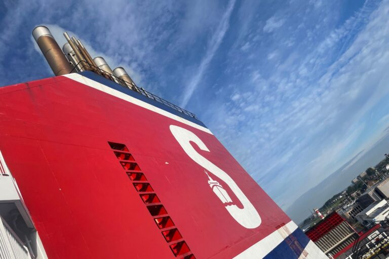 Rode schoorsteen Stena Line ferry afgestoken tegen een blauwe lucht.