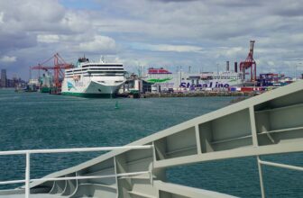 Veerboten James Joyce en Stena Estrid in de haven van Dublin.