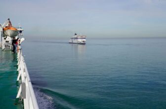 Een passerende veerboot van P&O Ferries vaart rustig over een kalme zee, op weg naar de haven van Calais.