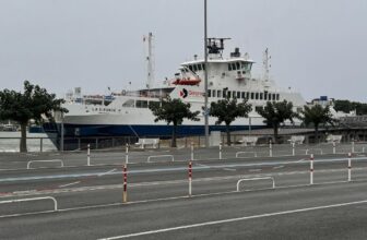 De veerboot die vaart op de route van Royan Le Verdon