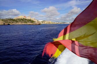 Spaanse vlag wappert op het achterdek van de ferry tussen Ibiza en Formentera