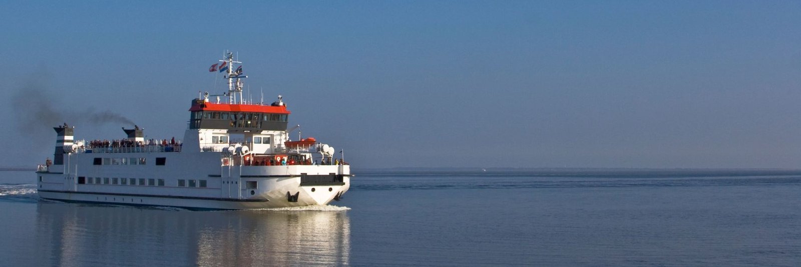 De veerboot van Wagenborg op de Waddenzee onderweg naar Schiermonnikoog