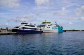 twee veerboten in de veerhaven van Formentera