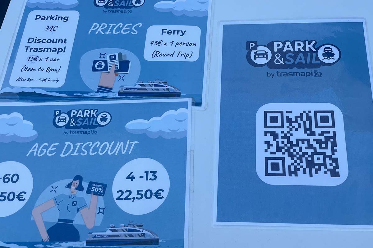 Drie borden van Trasmapi bij de haven met de tarieven: parkeren 39 euro met korting naar 15 euro per auto tussen 8 en 20 uur, de veerboot 45 euro per persoon retour en een kinderkorting van 22,50 euro voor 4 tot 13 jaar