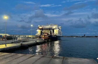 Auto's rijden 's avonds de snelle auto ferry op die ligt aangemeerd in Formentera.