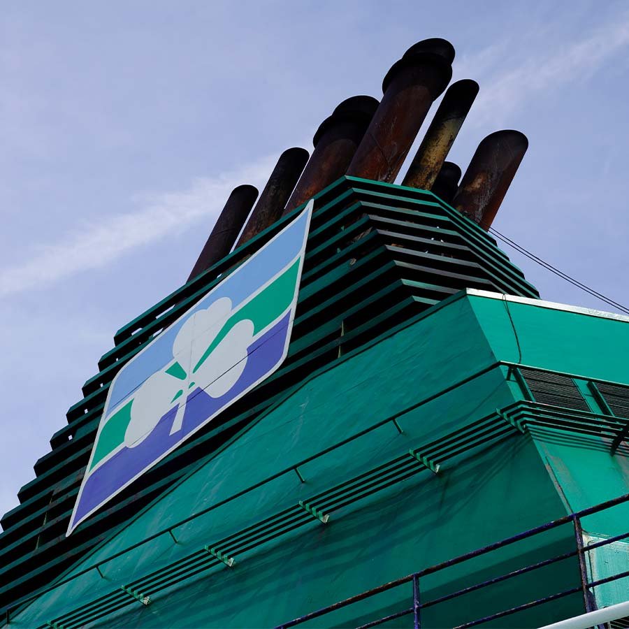 De schoorsteen van een Irish Ferries-schip met het klavertje