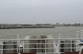 Uitzicht over de rivier de Gironde vanaf het dek van de veerboot