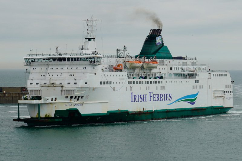 De Isle of Innisfree van Irish Ferries, wit met groen, met rook uit de schoorsteen en roestplekken langs de romp