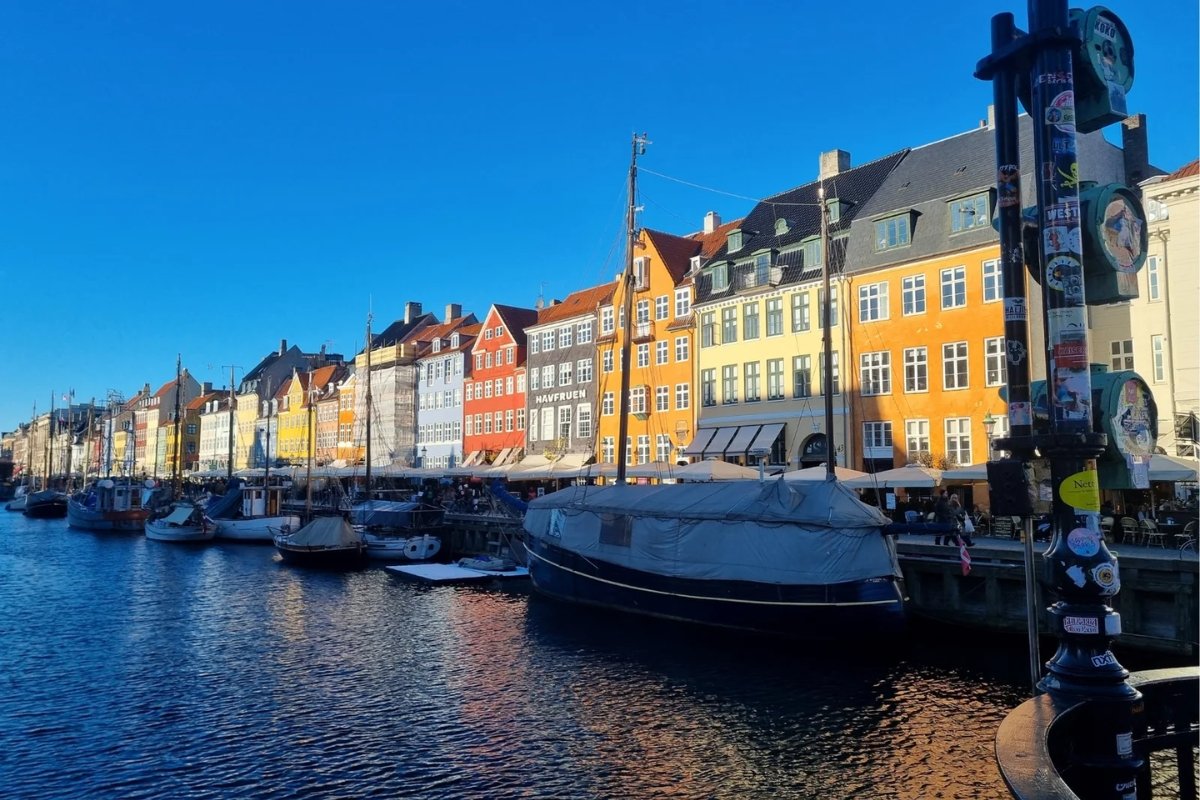 De gekleurde gevels en houten boten van Nyhavn in Kopenhagen