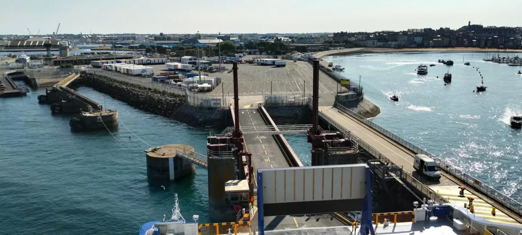 Parkeerdek vanaf de veerboot