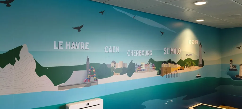 De Franse bestemmingen van Brittany Ferries op een visual op de muur