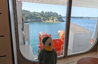 Uitzicht vanaf de veerboot over Saint Malo - kind in beeld