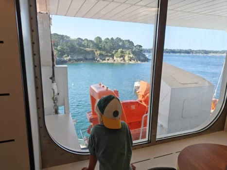 Uitzicht vanaf de veerboot over Saint Malo - kind in beeld