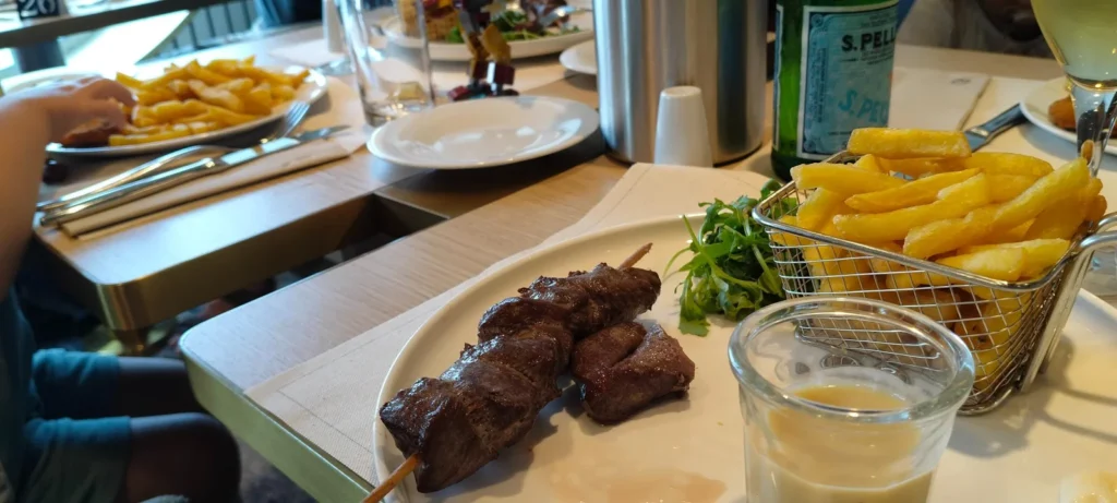 Het bistro restaurant Le Littoral aan boord van de Saint Malo veerboot