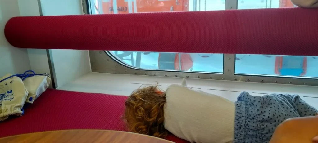 Slapen op de bank bij de ferry