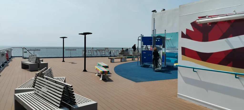 Speeltuin op het zonnedek van de Saint Malo veerboot
