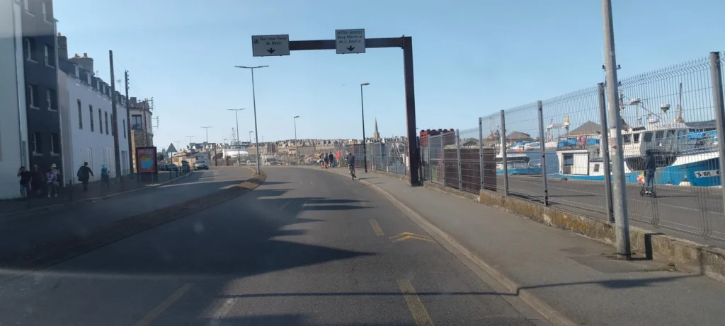 Weg naar de ferry terminal in Saint Malo