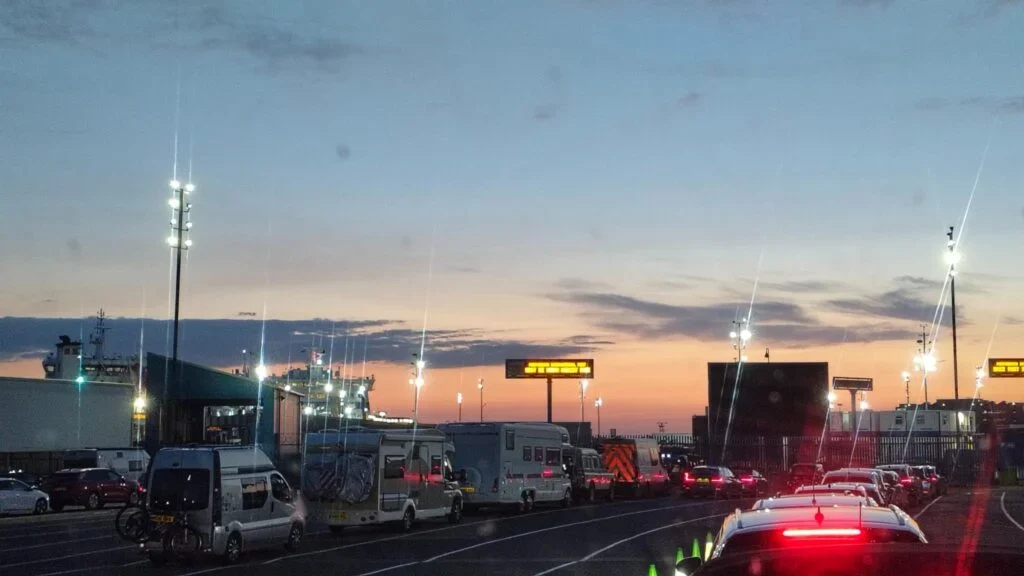 Boarden van de ferry bij avondschemering