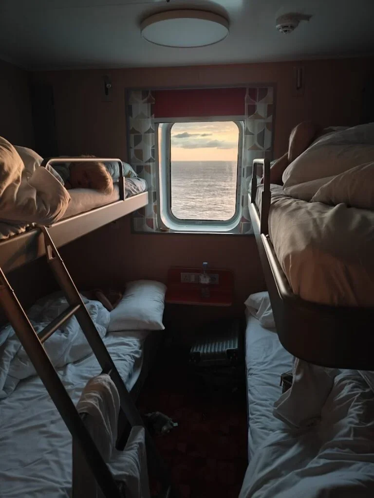 Zicht op zee vanuit de cabine van Brittany Ferries