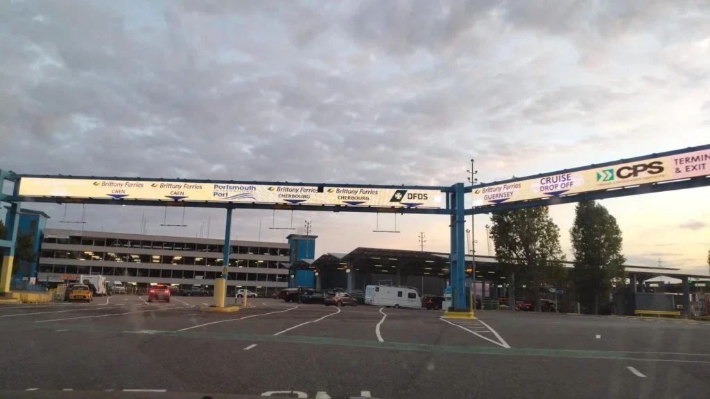 Zo ziet het parkeerterrein, douane gebied en de check in eruit in Portsmouth