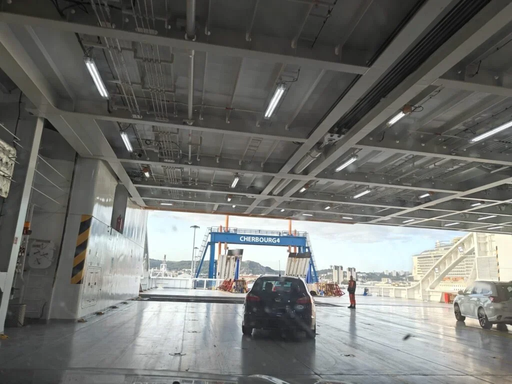 De veerboot af rijden in Cherbourg in Frankrijk