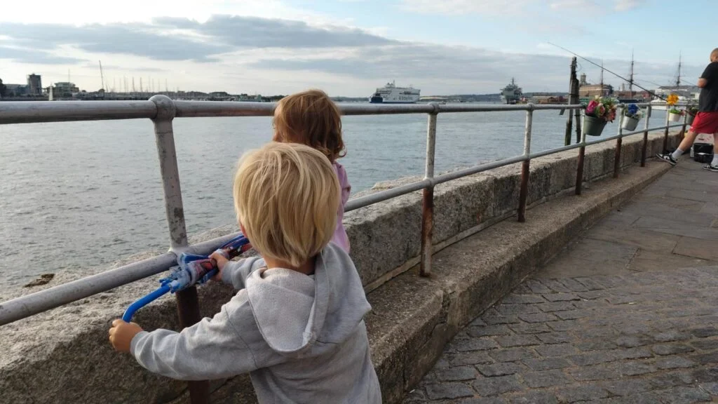 Veerboten spotten in de haven van Portsmouth