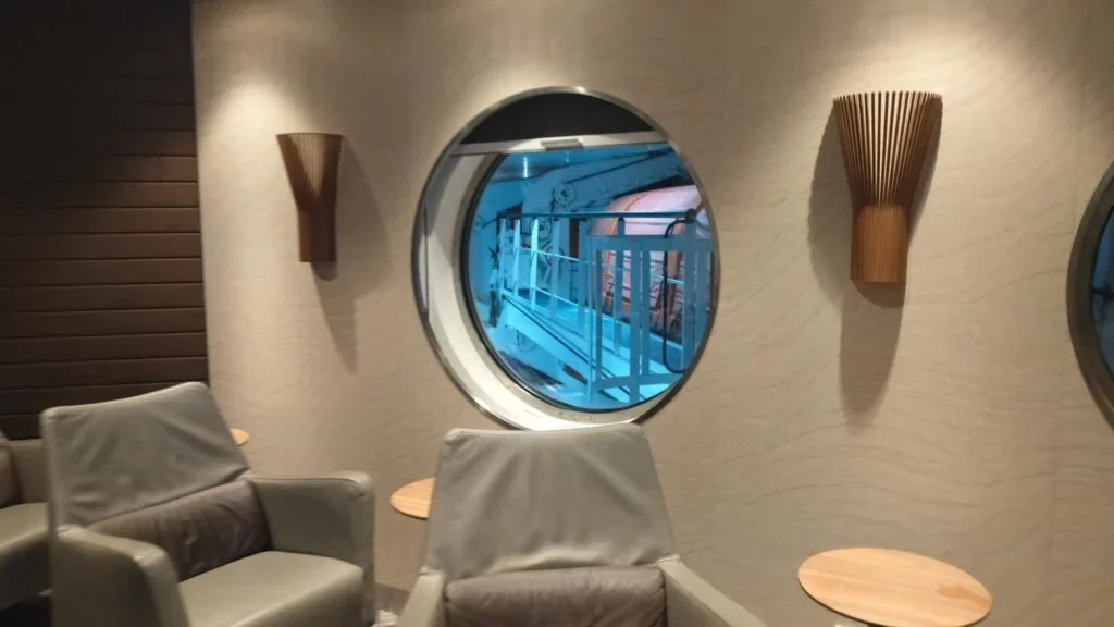 De lounge op de veerboot Santona