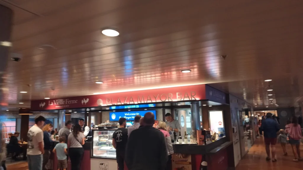 De bar aan boord van de veerboot Santona: Plaza Mayor