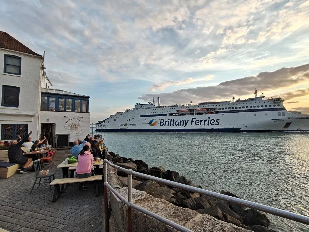 De veerboot 'Santona' van Brittany Ferries vanuit de haven van Portsmouth